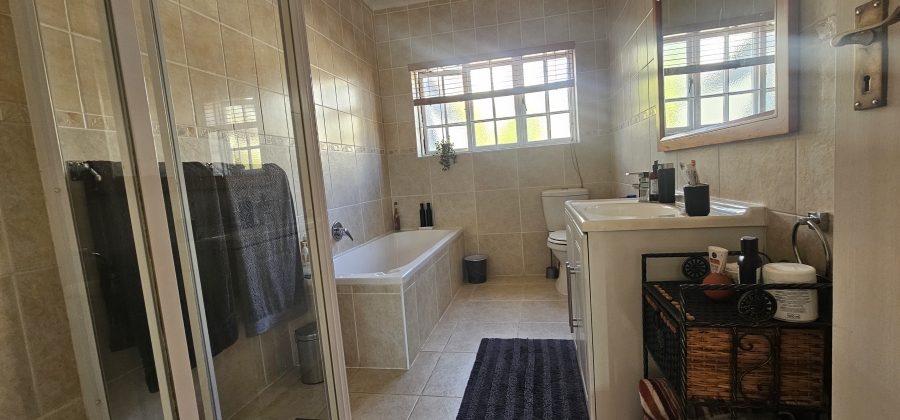 5 Bedroom Property for Sale in Middedorp Western Cape